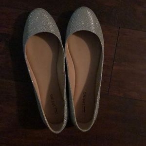 I’m selling a pair of silver flats never worn.
